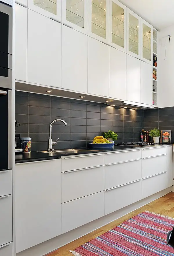 black subway tile kitchen splashback