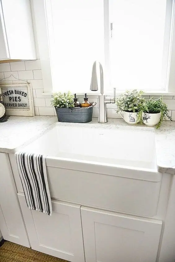 white farmhouse kitchen
